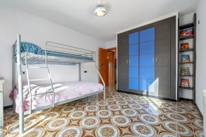 a bedroom with a bunk bed and a carpet at La Garrofera in Aldover