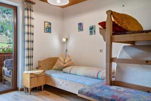 a bedroom with a bunk bed and a bunk bed at Glocklechnhof Sternenhimmel in Cadipietra