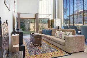 a living room with a couch and a table at Casa dos Pinheiros in Apúlia