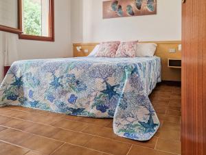 a bedroom with a bed with a blue comforter at Casa Golfi di Lacona in Lacona
