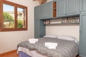 a bedroom with a bed with two towels on it at Villetta Nicola in Olbia +20 photos