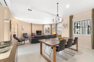 a dining room and living room with a table and chairs at Casa Nero in San Fulgencio