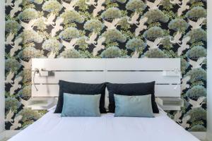 a bedroom with a bed with a floral wallpaper at 51 Avenue Playa Honda in Playa Honda