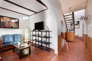 a living room with a couch and a tv at Los Lilos in Tijarafe