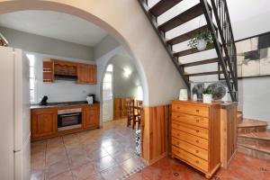 a kitchen with an archway and a spiral staircase at Los Lilos in Tijarafe