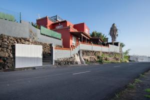 a house on the side of a road at Los Lilos in Tijarafe