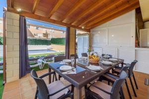 a dining room with a table and chairs at Estrella de mar verde in Port d'Alcudia