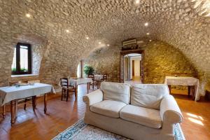 a living room with a couch and a table at Il Serraglio Rooms in Valeggio sul Mincio