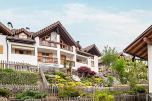 a house with a garden in front of it at Appartment Bergweg in Laion