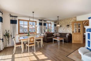 a living room with a table and a couch at 5 Sterne Ferienwohnung Sissi in Übersee