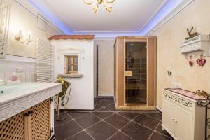 a bathroom with a sink and a shower at 5 Sterne Ferienwohnung Sissi in Übersee +22 photos