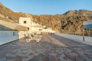 a group of chairs sitting on top of a roof at Apartamentos Playa Azul - 4 in Vallehermoso