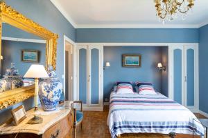 a blue bedroom with a bed and a mirror at L'annexe - Chambre in Ciboure +9 photos