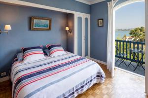 a bedroom with a bed and a balcony at L'annexe - Chambre in Ciboure