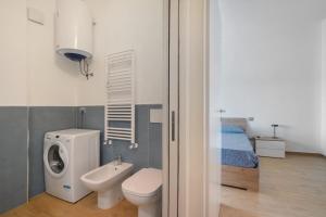 a bathroom with a toilet and a washing machine at Casa A Prima Vista Varazze in Varazze