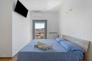 a teddy bear laying on a bed in a bedroom at Casa A Prima Vista Varazze in Varazze