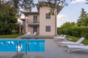 a villa with a swimming pool and a house at Baseventuno 3 bilocale piano terra in Sirmione