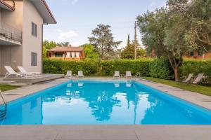 a swimming pool in the backyard of a house at Baseventuno 3 bilocale piano terra in Sirmione
