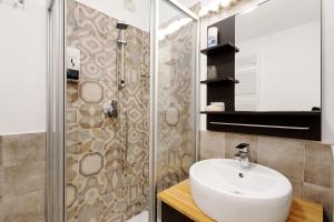 a bathroom with a sink and a shower at Botafogo in Chiavari