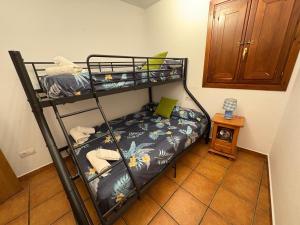 a bedroom with a bunk bed in a room at Apartament Garrota in Olp