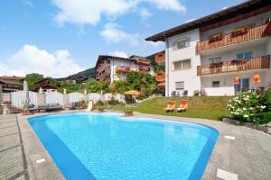 a swimming pool in front of a building at Haus Hohenrain Ferienwohnung 3 in Schenna