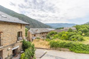 a view of a village with mountains in the background at Apartament Garrota in Olp