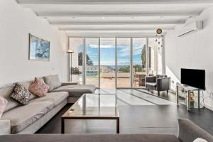 a living room with a couch and a tv at Casa Green in Mijas Costa