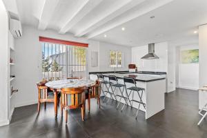 a kitchen and dining room with a table and chairs at Casa Green in Mijas Costa