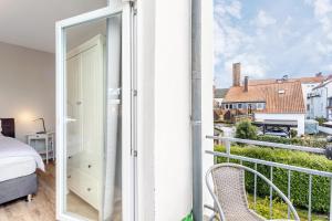 a room with a balcony with a bed and a window at Ferienwohnung am Wall in Soest