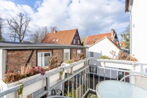 a balcony of a house with plants on it at Ferienwohnung am Wall in Soest