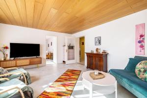 a living room with a couch and a tv at Hund und Kind Appartment in Oberndorf am Neckar