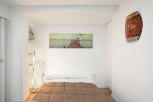 a bedroom with a bed and a painting on the wall at Casa Paula - 13 in Arinaga