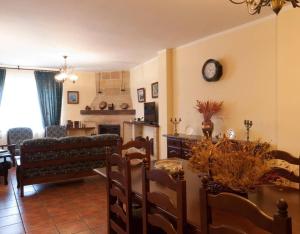a kitchen and living room with a table and chairs at Casa Rural Vielba in Barruelo de Santullán