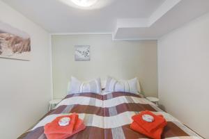 a bedroom with a bed with towels on it at Fewo Trudi in Grabenstätt