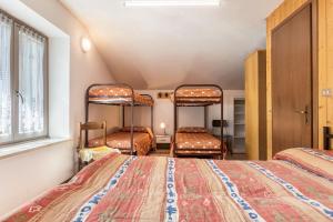 a bedroom with two bunk beds in a room at Casa Vacanza Zambotti in Vermiglio