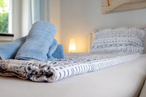 a bed with towels and pillows on top of it at Ferienanlage Kappeln-Kopperby in Kopperby