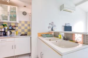 a kitchen with a large white sink in a room at Maisonnette Lattes in Lattes