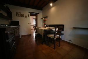 a dining room with a table and chairs at Il Vignone - Castagneto Carducci in Castagneto Carducci