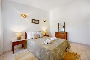 a bedroom with a bed with two towels on it at Casa 54 in Valverde