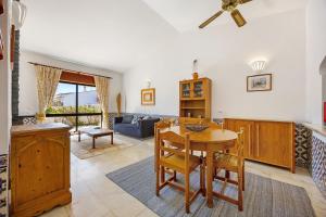 a kitchen and living room with a table and chairs at Casa 54 in Valverde