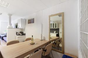a dining room with a table and a mirror at Ferienwohnung bei Burg Eltz in Kaisersesch