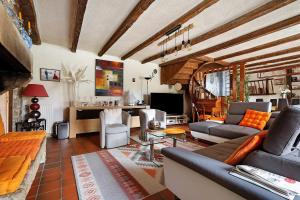 a living room with a couch and a table at Chambre Grany - Chambre in Aucaleuc