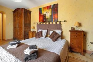 a bedroom with a large bed with towels on it at Chambre Grany - Chambre in Aucaleuc