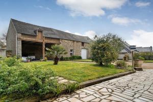 a large brick house with a stone driveway at Chambre Grany - Chambre in Aucaleuc