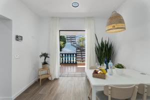 a kitchen and dining room with a table and chairs at Casa Llano del Rey in Arona