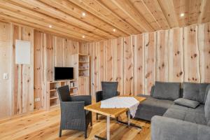 a living room with a couch and a table at Bungalow 7 - Anglerinsel in Kollm
