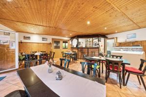 a restaurant with tables and chairs in a room at Bungalow 7 - Anglerinsel in Kollm