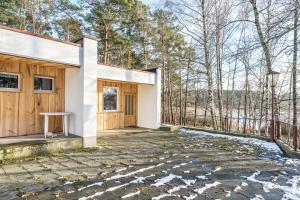 a house in the woods with a driveway at Bungalow 7 - Anglerinsel in Kollm