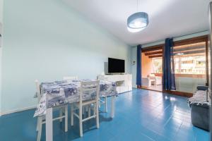 a living room with a table and a television at Da doddo e beby in Santa Margherita di Pula