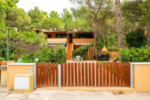 a fence in front of a house at Da doddo e beby in Santa Margherita di Pula